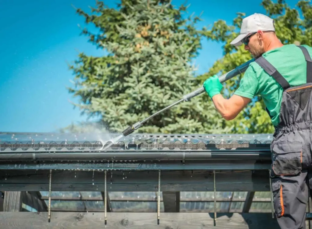 Nettoyage-de-toiture-et-de-gouttière-à-Les-Toitures-du-Soleil-83-dans-le-Var