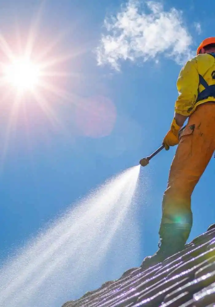 Nettoyage-et-demoussage-de-toiture-à-Sanary-sur-Mer-Les-Toitures-du-Soleil-83