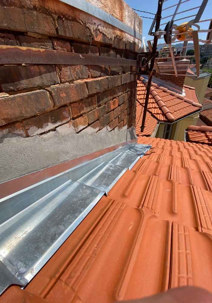 Travaux de zinguerie sur toiture en terre cuite - Les Toitures du Soleil 83