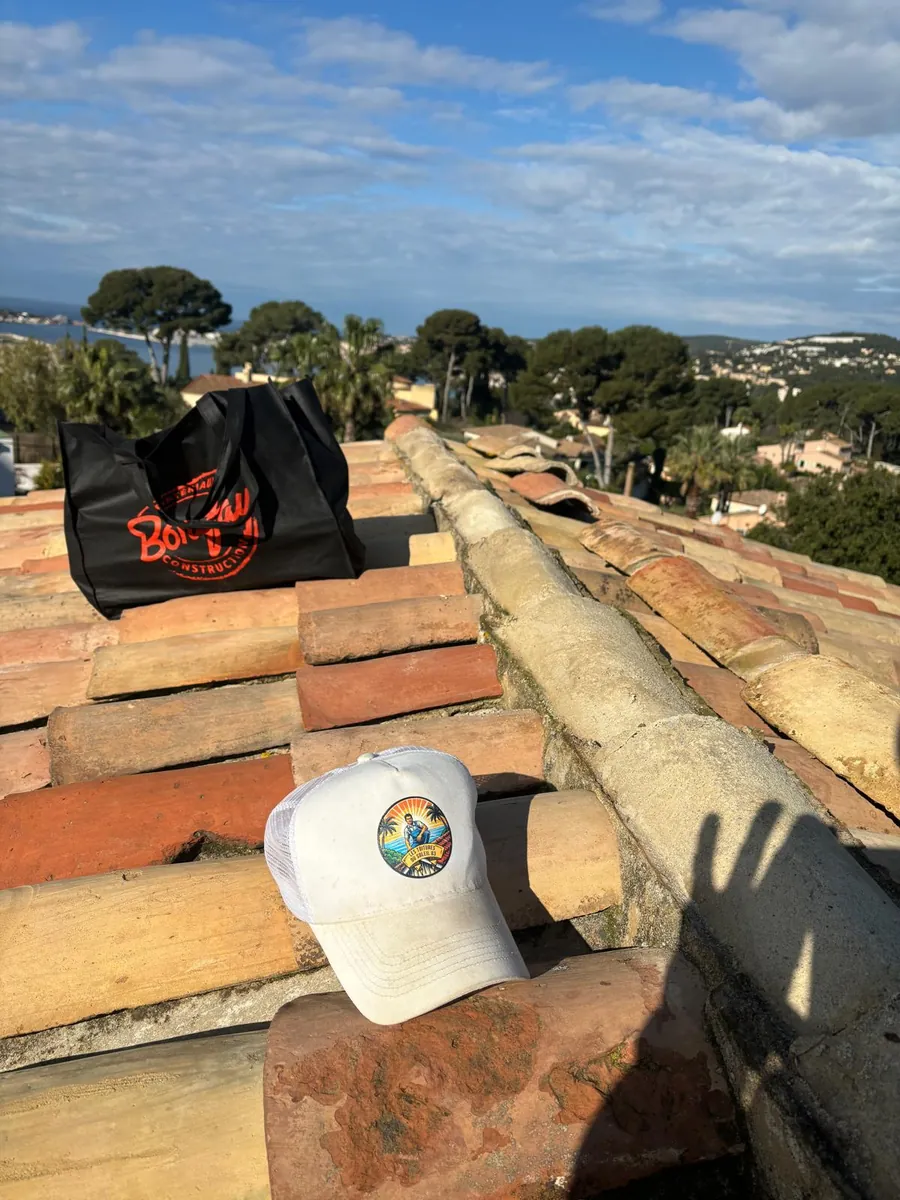 Chantier de toiture avec vue sur la mer à Sanary-sur-Mer