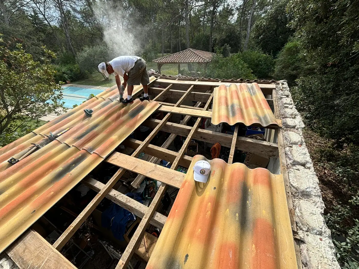 Charpente ouverte pendant une rénovation de toiture à Sanary-sur-Mer