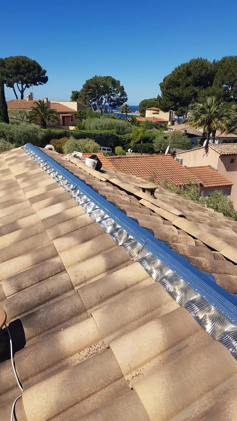 Pose du closoir de faîtage sur une toiture à Sanary-sur-Mer
