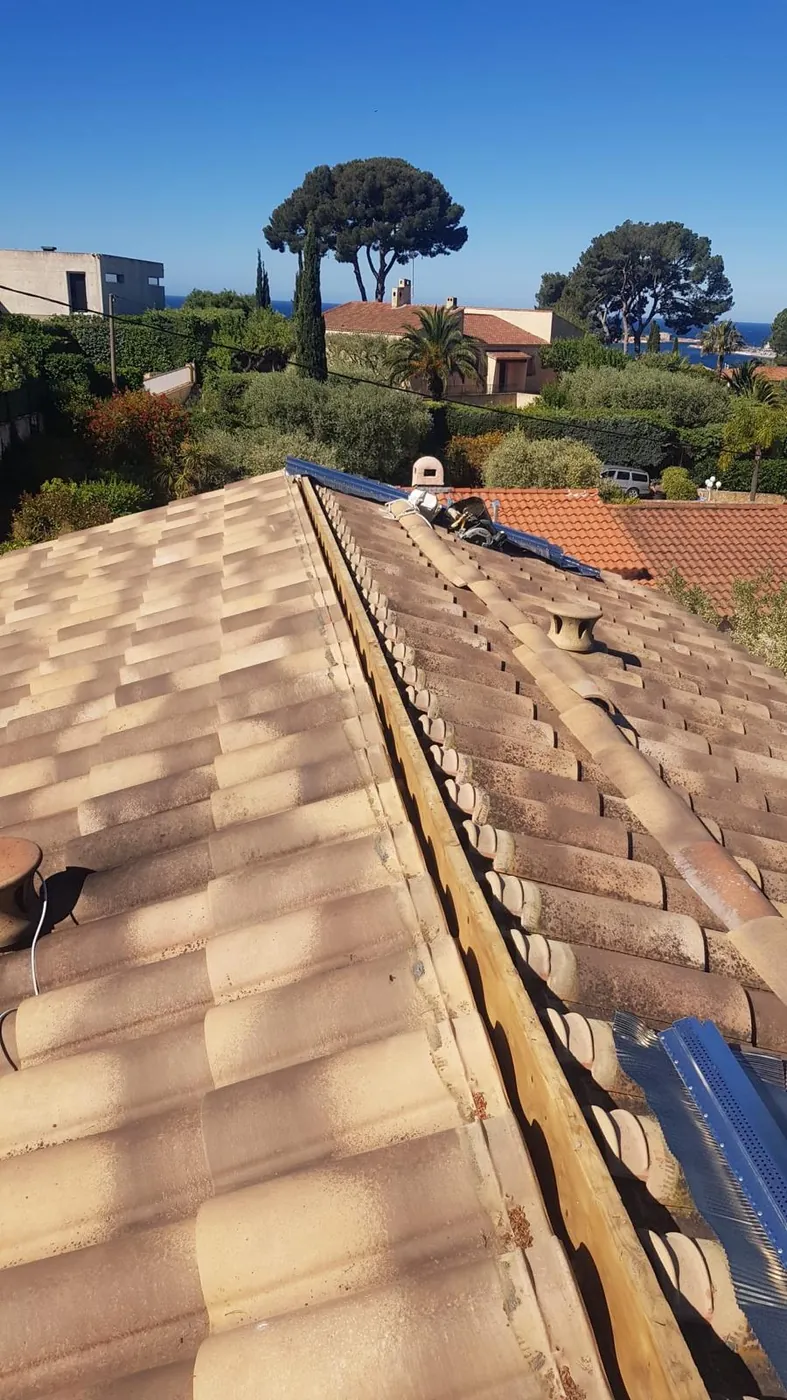 Closoir de faîtage en cours de pose à Sanary-sur-Mer