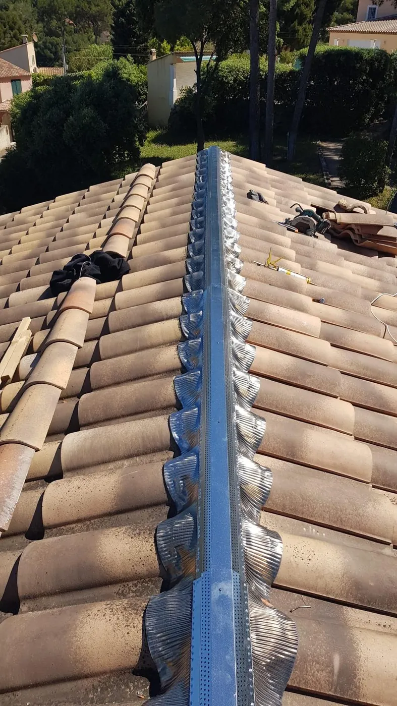 Closoir ventilé sur une toiture en tuiles à Sanary-sur-Mer