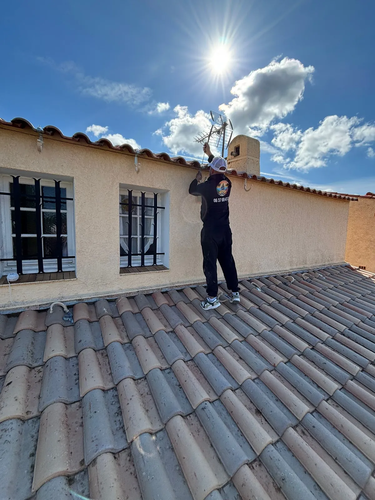 Couvreur des Toitures du Soleil 83 sur une toiture en tuiles à Sanary-sur-Mer