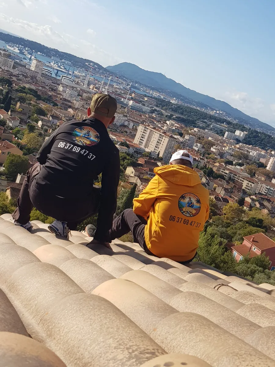 Les couvreurs des Toitures du Soleil 83 sur un chantier dans le Var