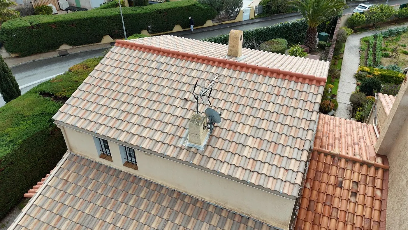 Après : Toiture envahie de mousse, traitée et rincée.