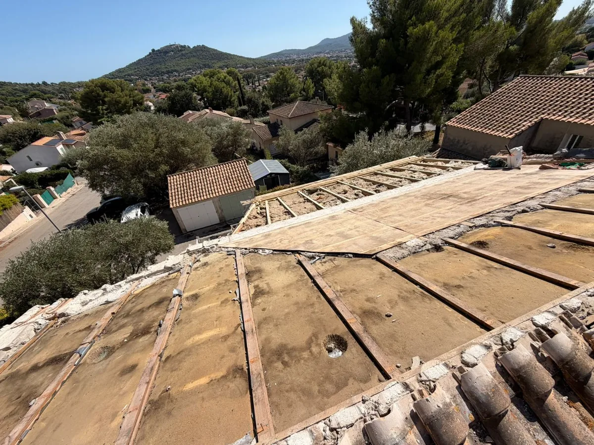 Couverture déposée, support de toiture et chevrons mis à nu, Sanary-sur-Mer