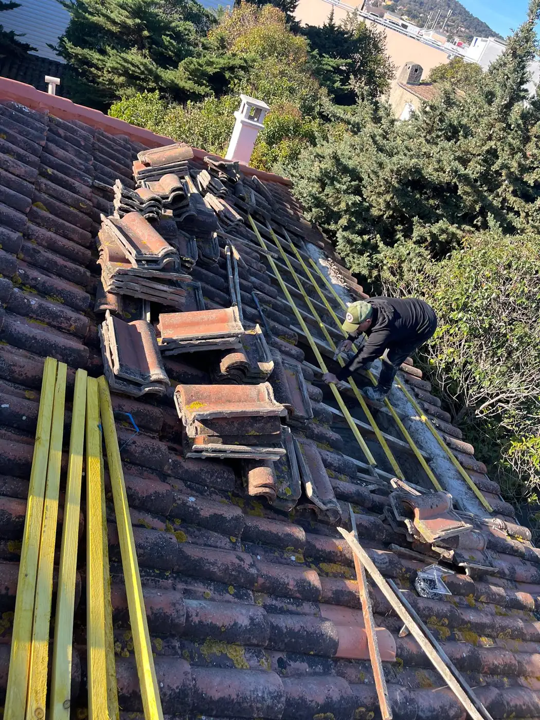 Dépose des tuiles lors d'une rénovation de toiture à Sanary-sur-Mer