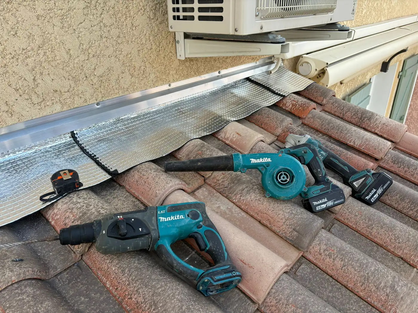 Écran sous-toiture et outillage sur un chantier de couverture à Sanary-sur-Mer