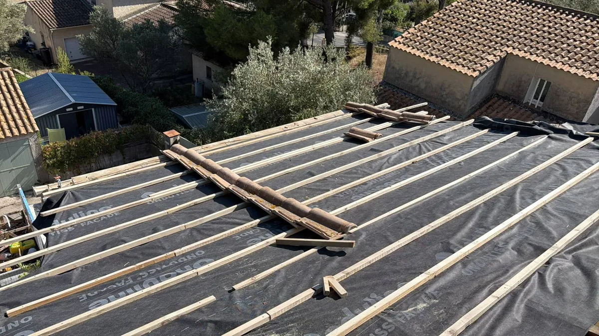 Écran sous-toiture et liteaunage neufs posés avant la pose des tuiles, Sanary-sur-Mer