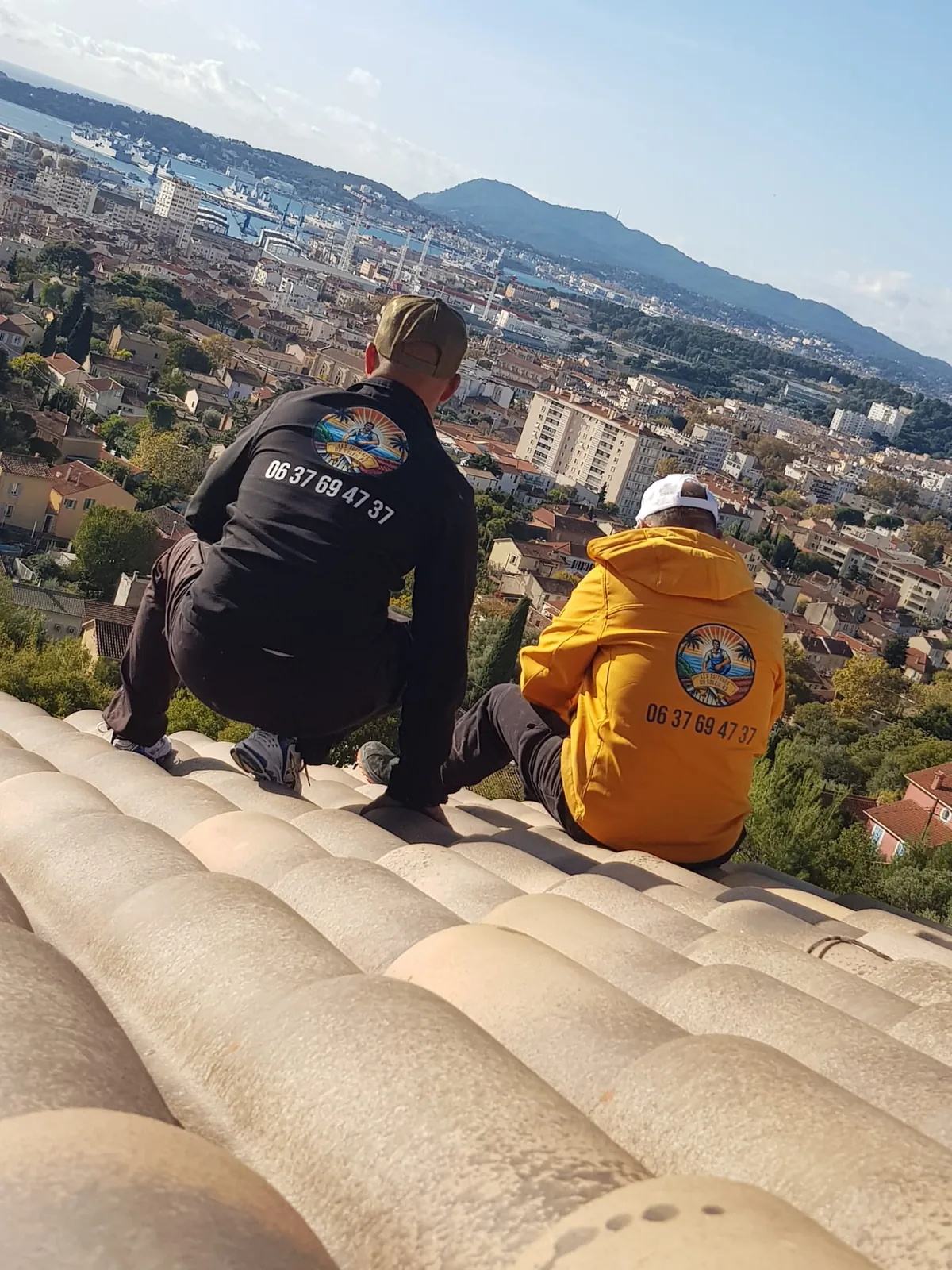 L'équipe des Toitures du Soleil 83 sur un toit avec vue sur le Var