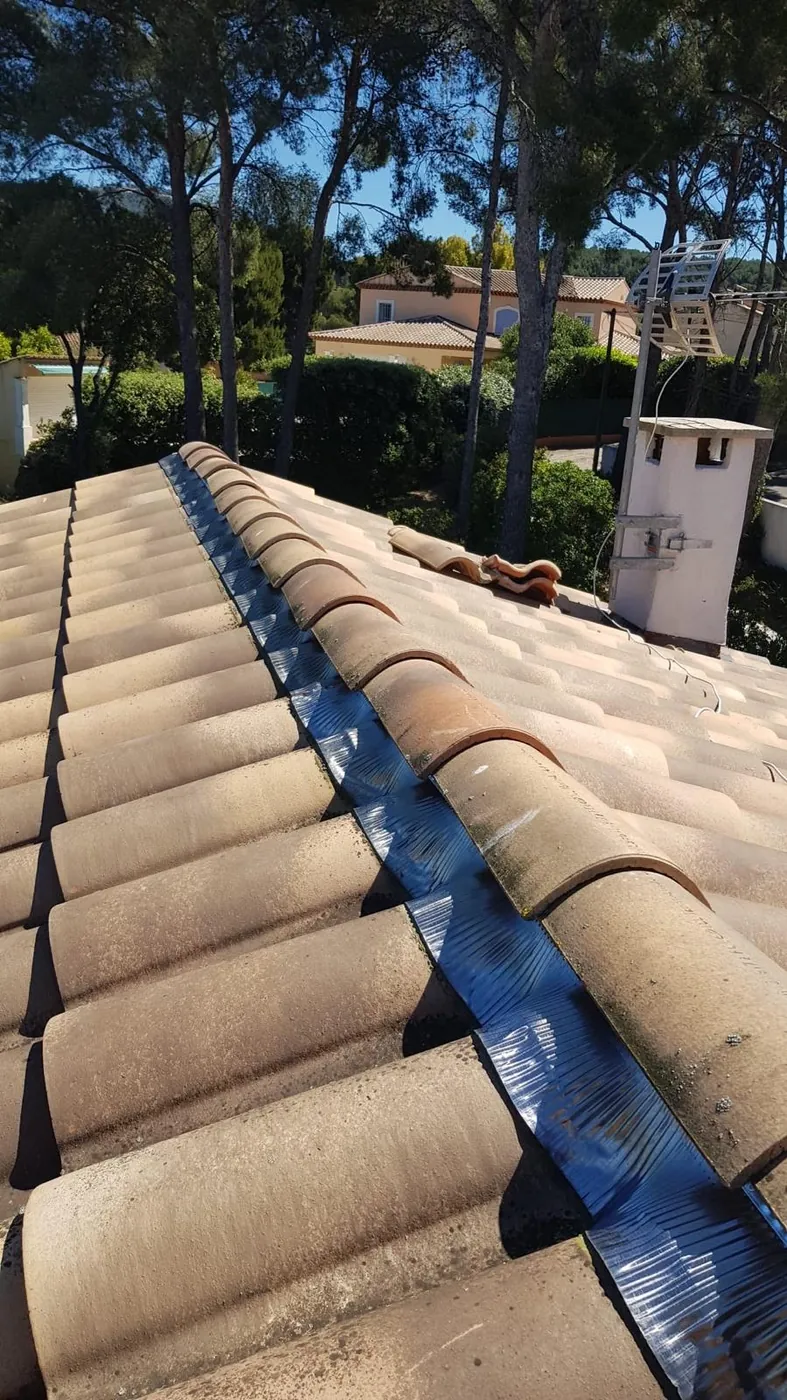 Faîtage et closoir posés le long d'une cheminée à Sanary-sur-Mer