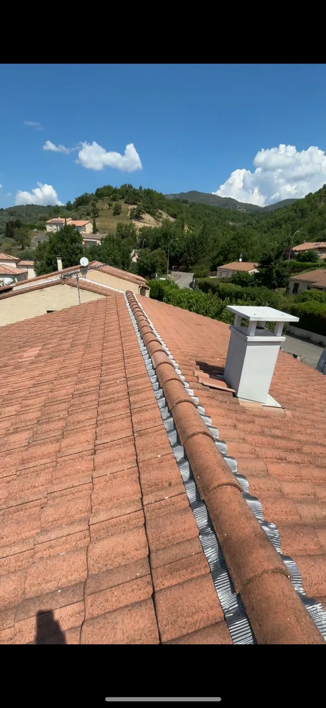 Faîtage refait sur une toiture avec vue panoramique à Sanary-sur-Mer