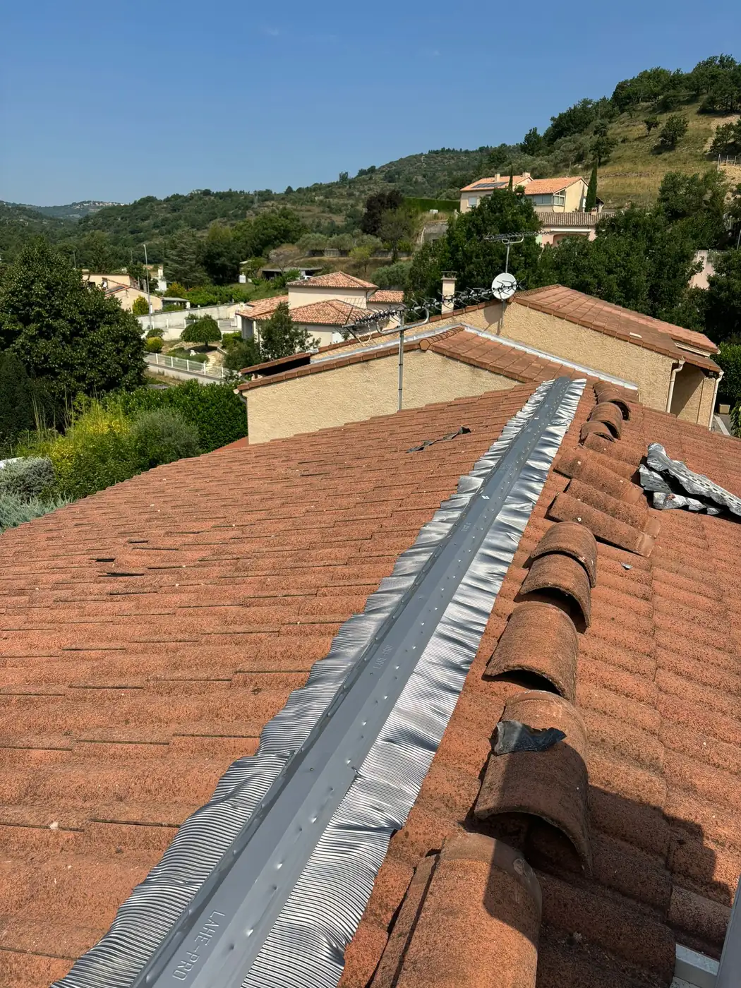 Faîtage et solin en zinc sur une toiture à Sanary-sur-Mer