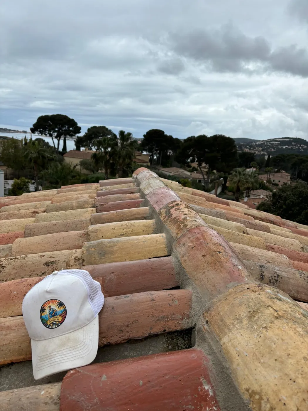 Faîtage en tuiles anciennes avant reprise à Sanary-sur-Mer