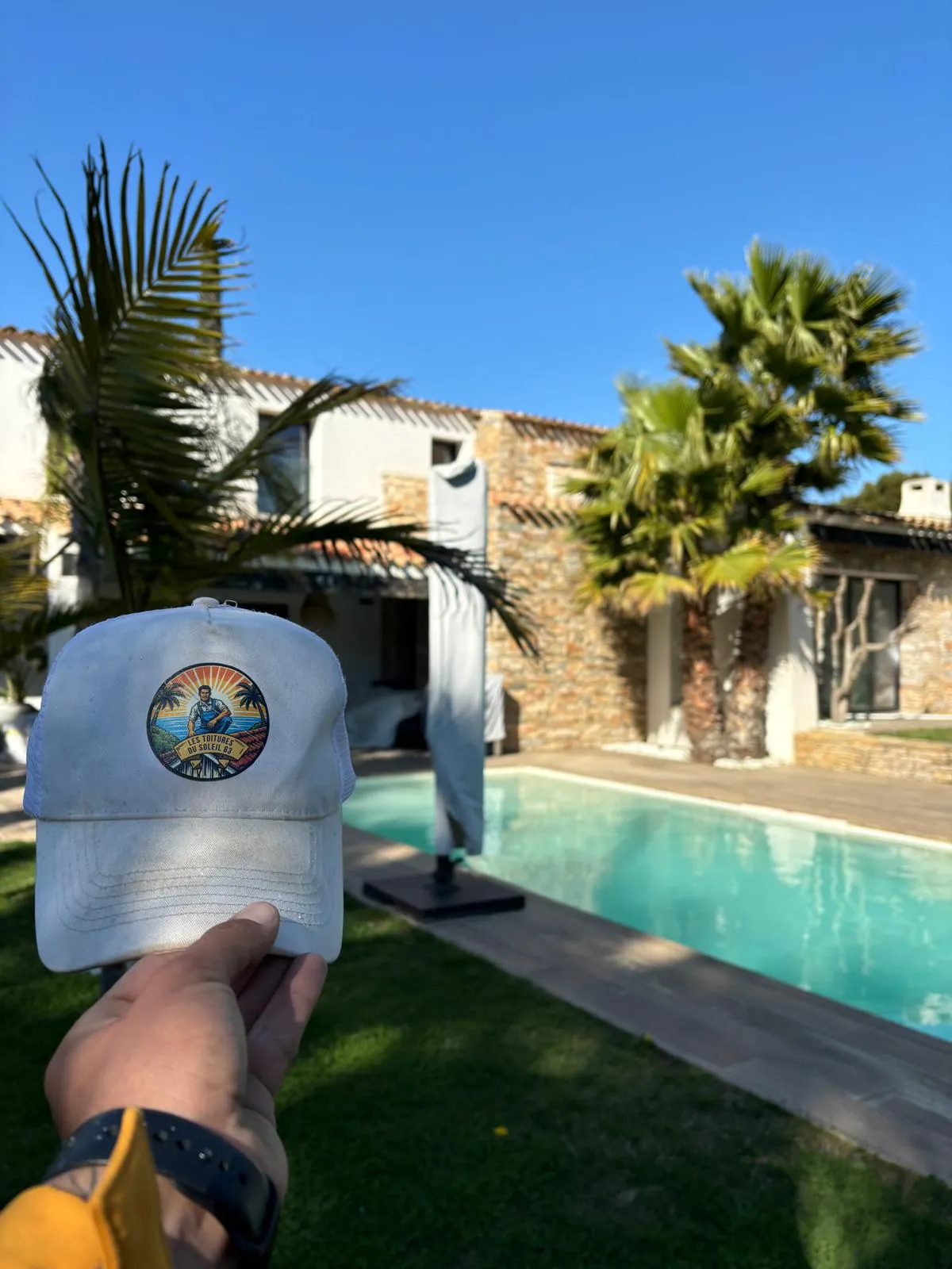 Casquette Les Toitures du Soleil 83 sur un chantier dans le Var