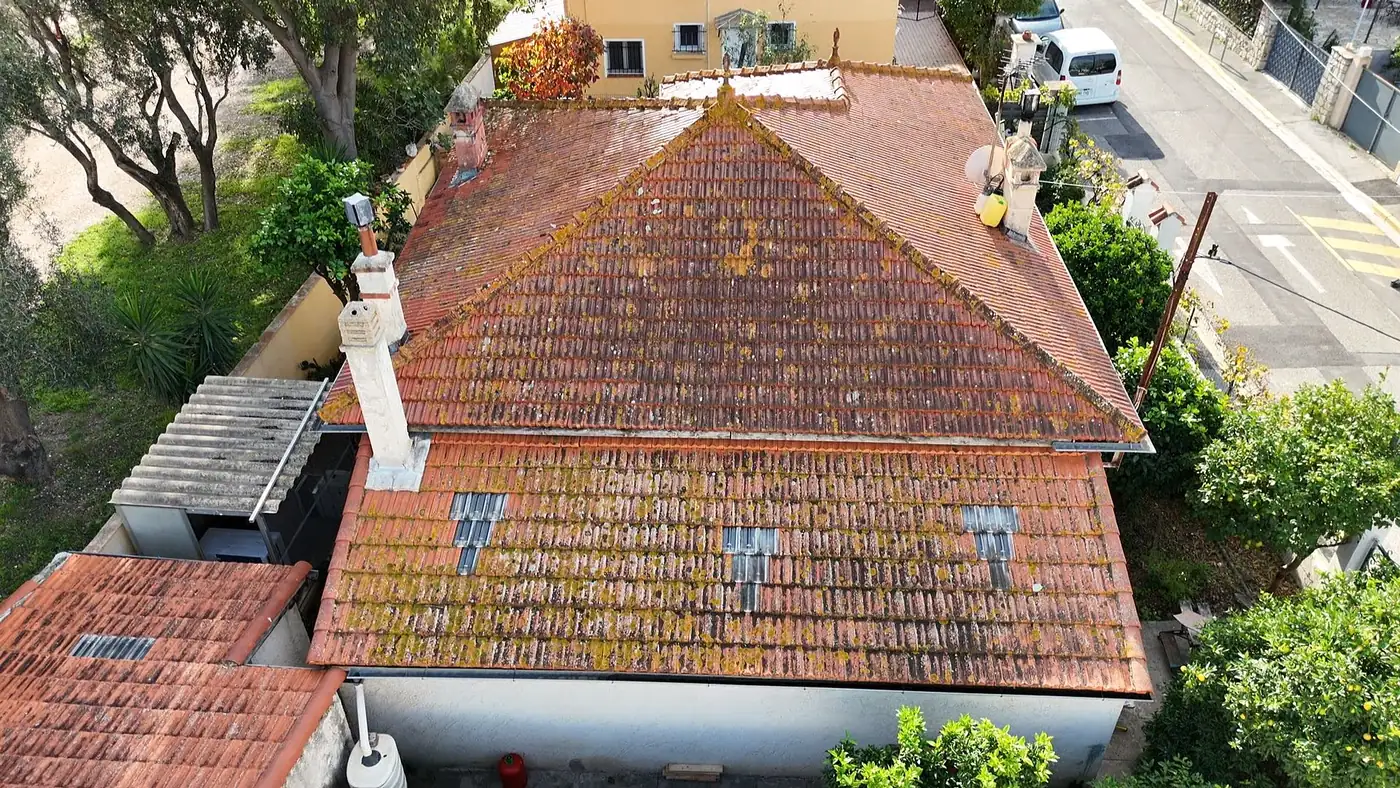 Toiture chargée de mousse avant nettoyage à Sanary-sur-Mer