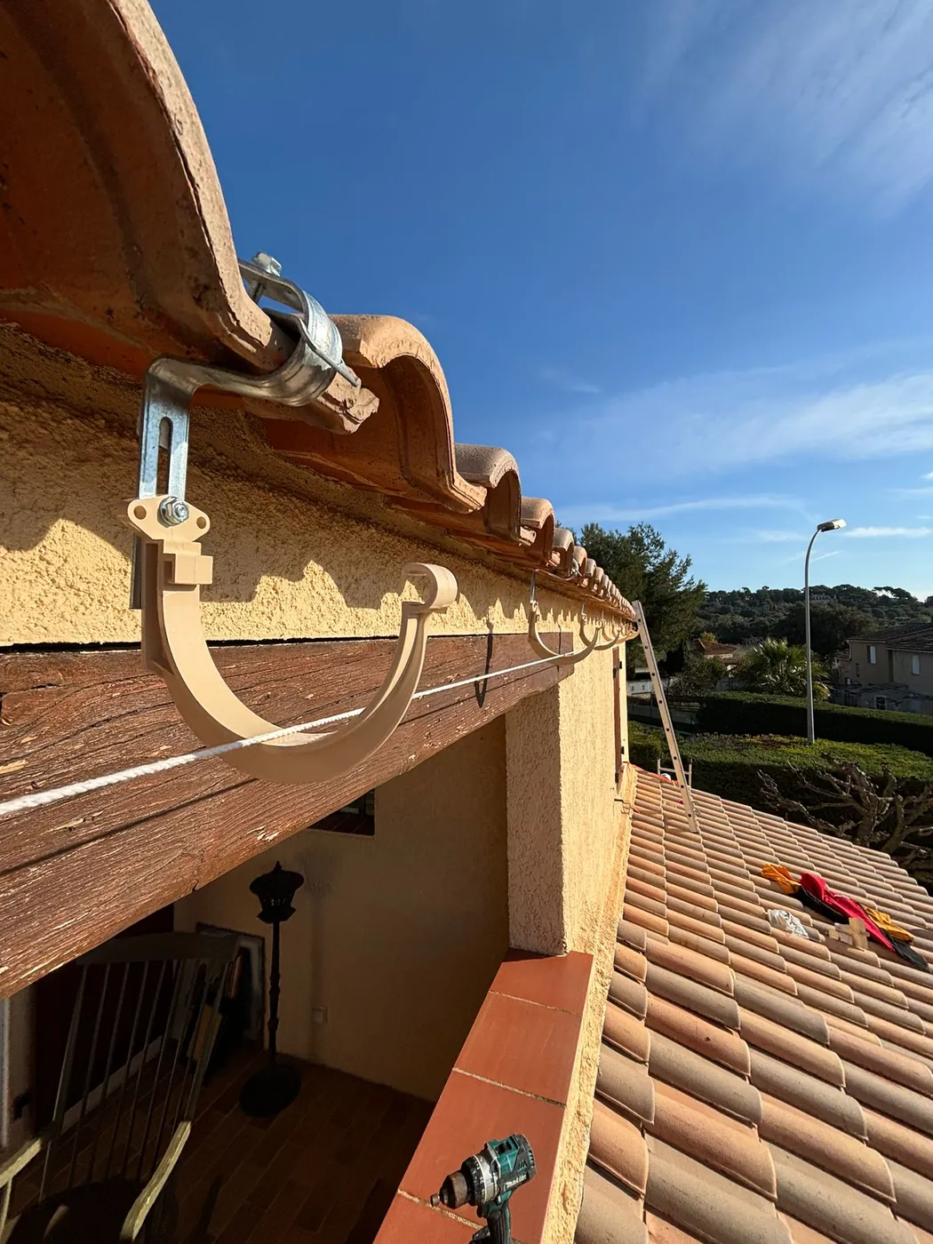 Pose des crochets de gouttière sur une toiture à Sanary-sur-Mer