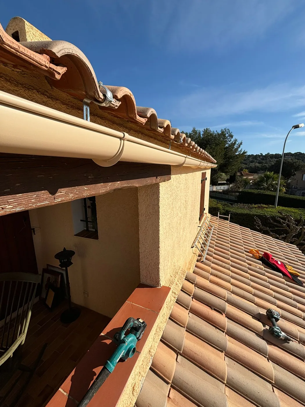 Gouttière en zinc posée sous une génoise à Sanary-sur-Mer