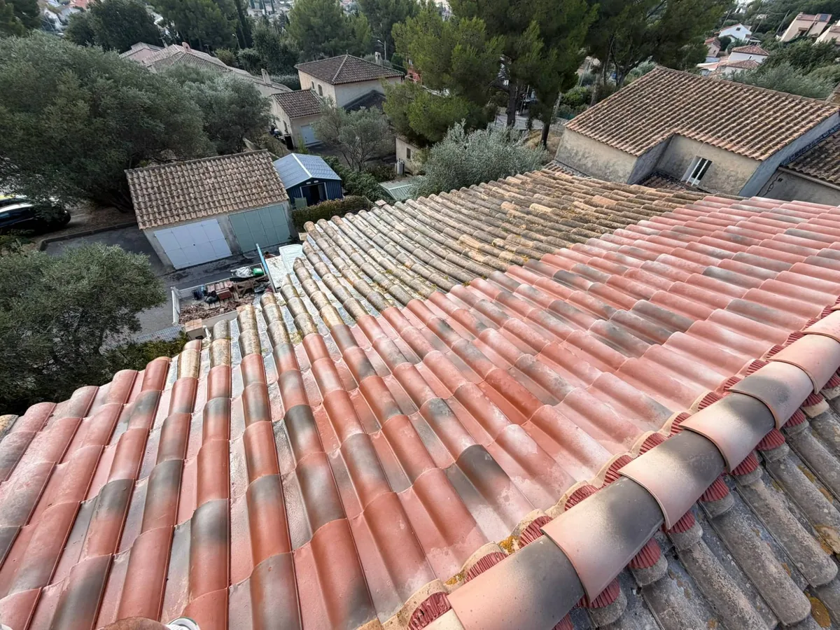 Pose des tuiles neuves en cours, la moitié du versant reste à reprendre, Sanary-sur-Mer