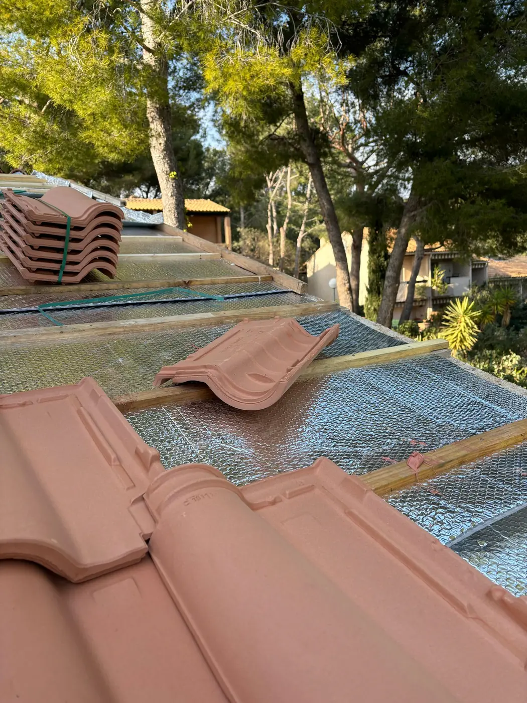 Pose de tuiles sur grillage anti-nuisibles à Sanary-sur-Mer