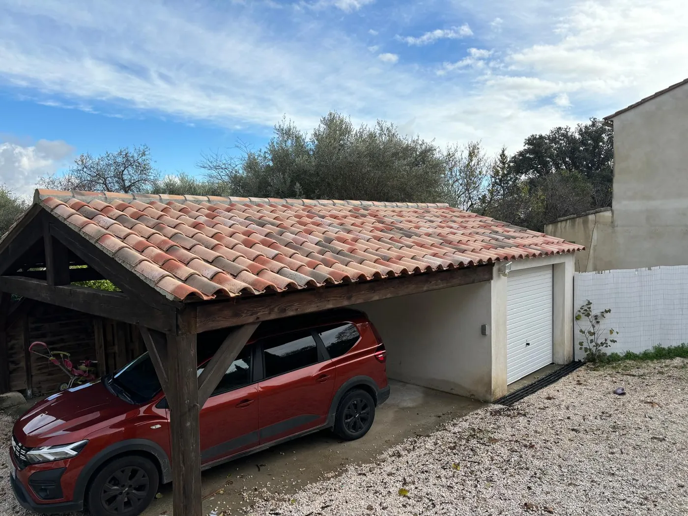 Après : Nettoyage de la toiture d'un carport.