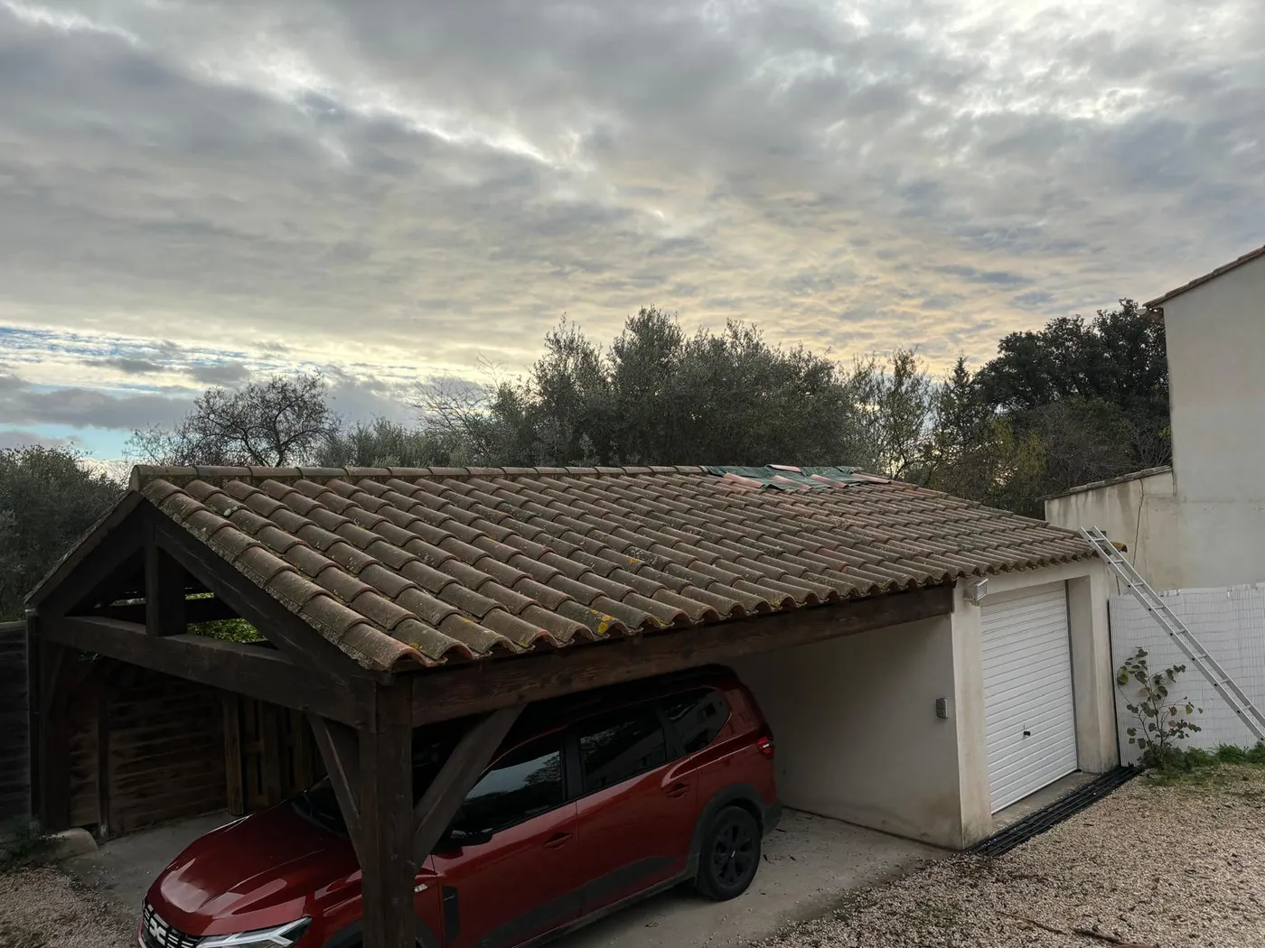 Avant : Nettoyage de la toiture d'un carport.