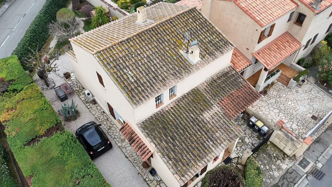 Toiture envahie par la mousse avant intervention à Sanary-sur-Mer