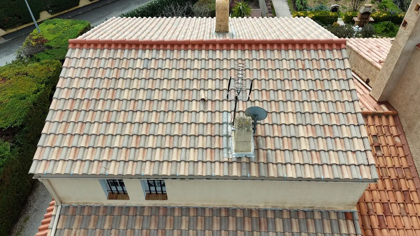 Vue aérienne d'une toiture nettoyée à Sanary-sur-Mer