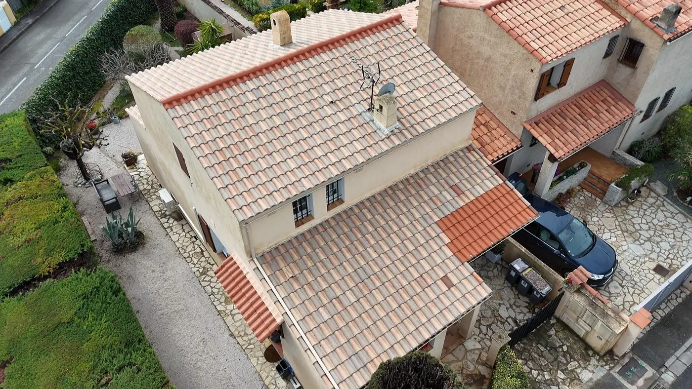 Toiture en tuiles après nettoyage complet à Sanary-sur-Mer