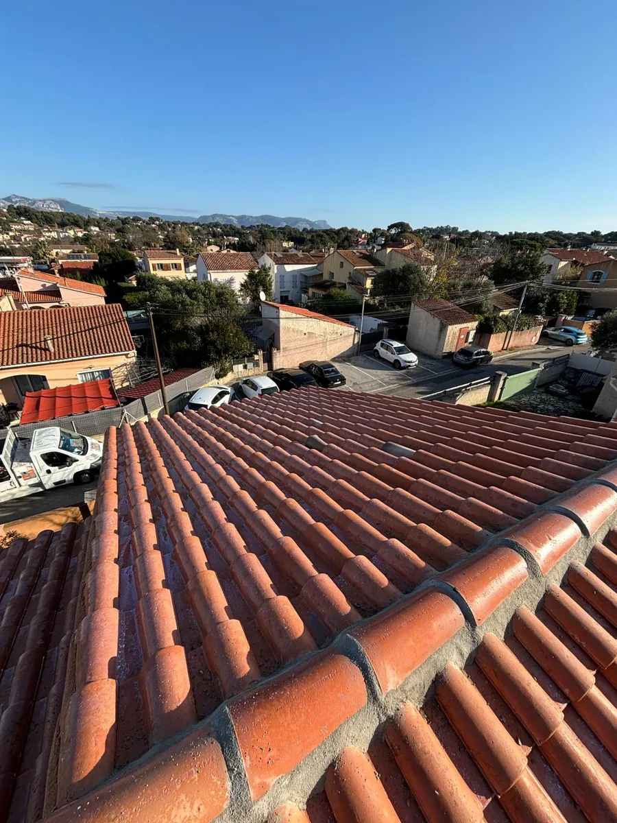 Toiture en tuiles dominant le village à Sanary-sur-Mer